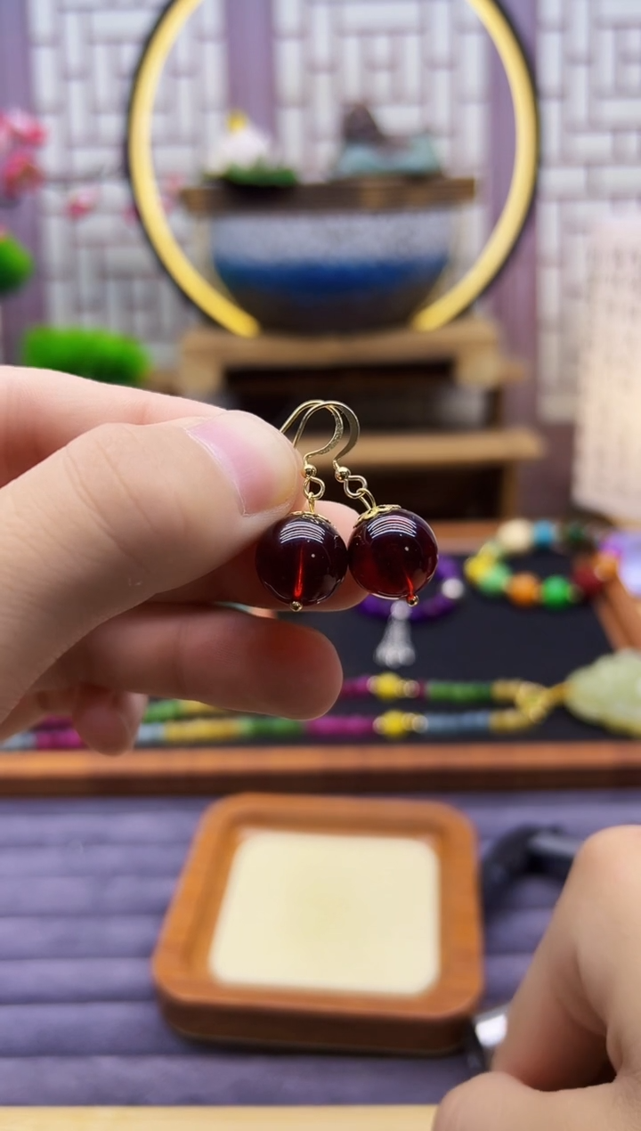 14K金镶嵌血珀耳饰E329