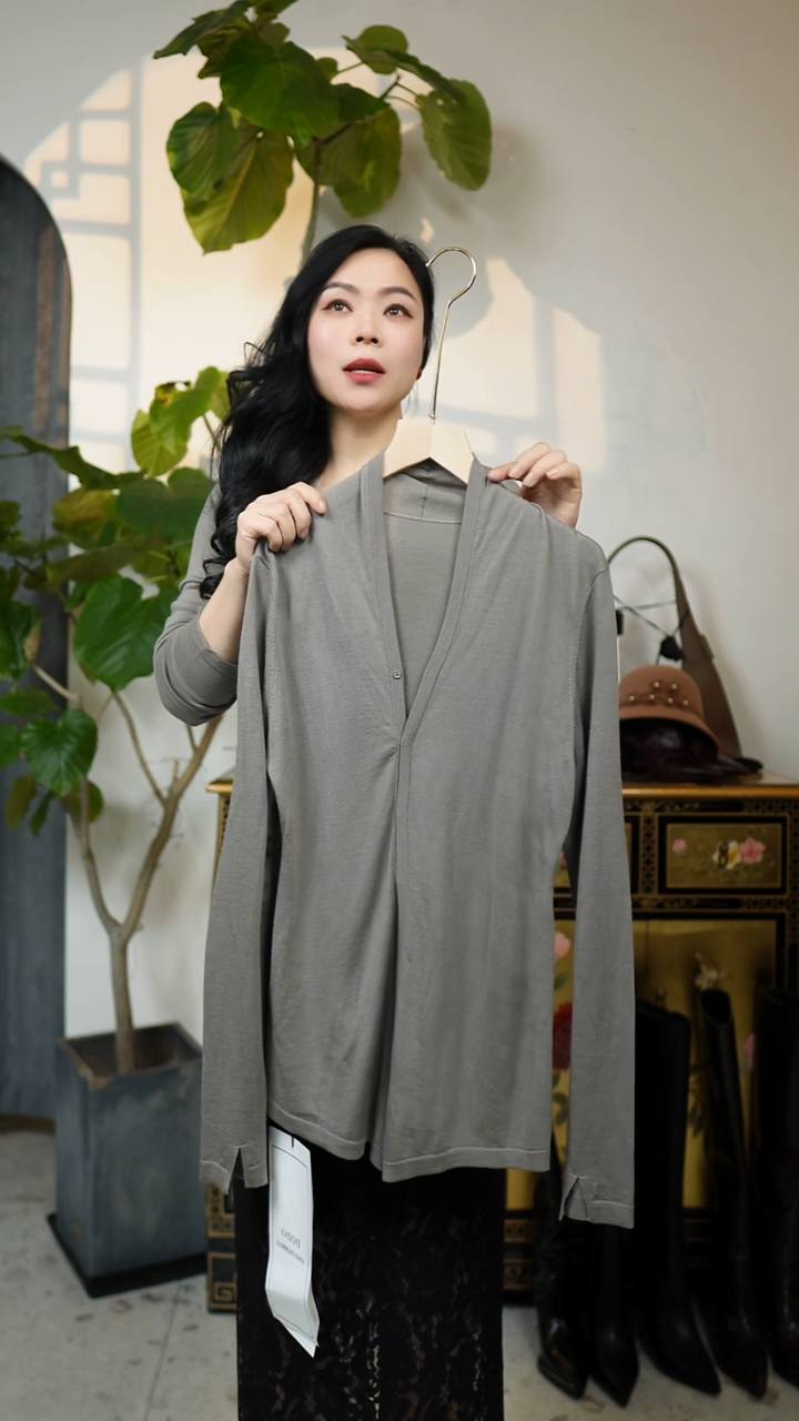  M码，羊毛开衫，灰色