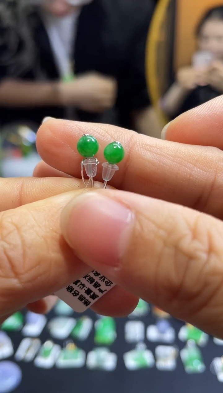 颈饰18K金镶嵌翡翠耳钉