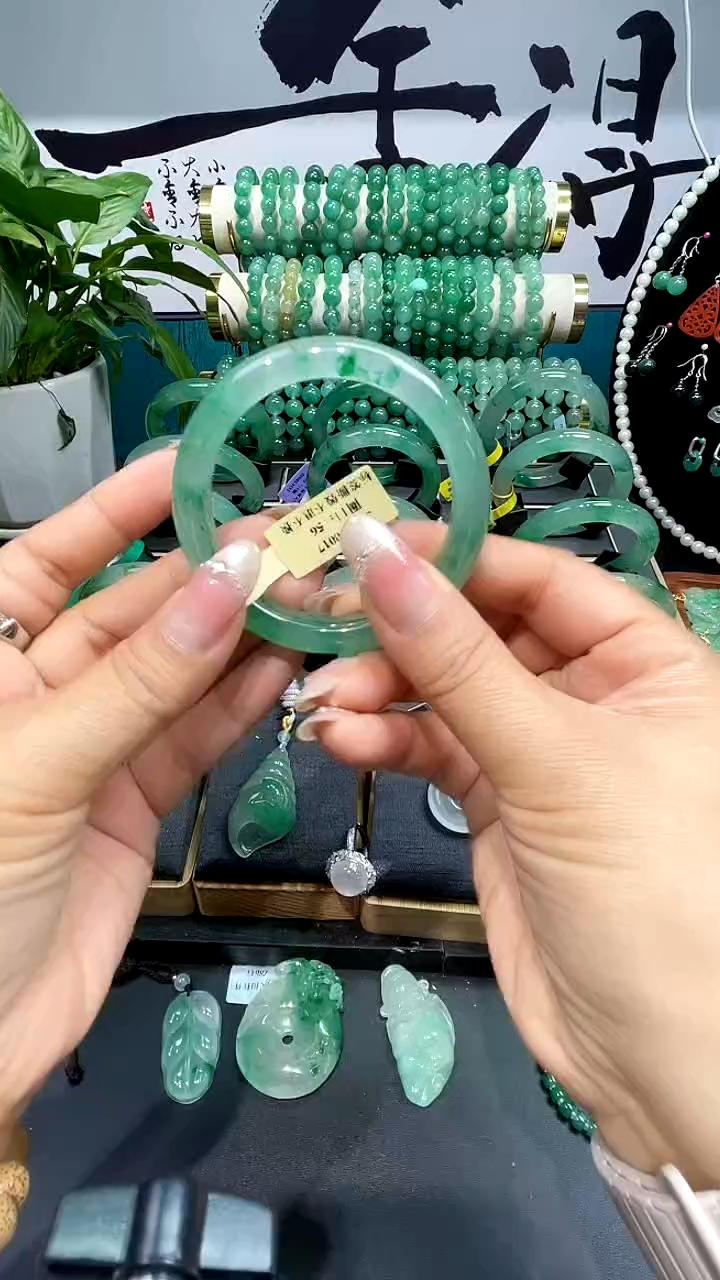 未镶嵌手镯石英质玉（非洲翠）手镯