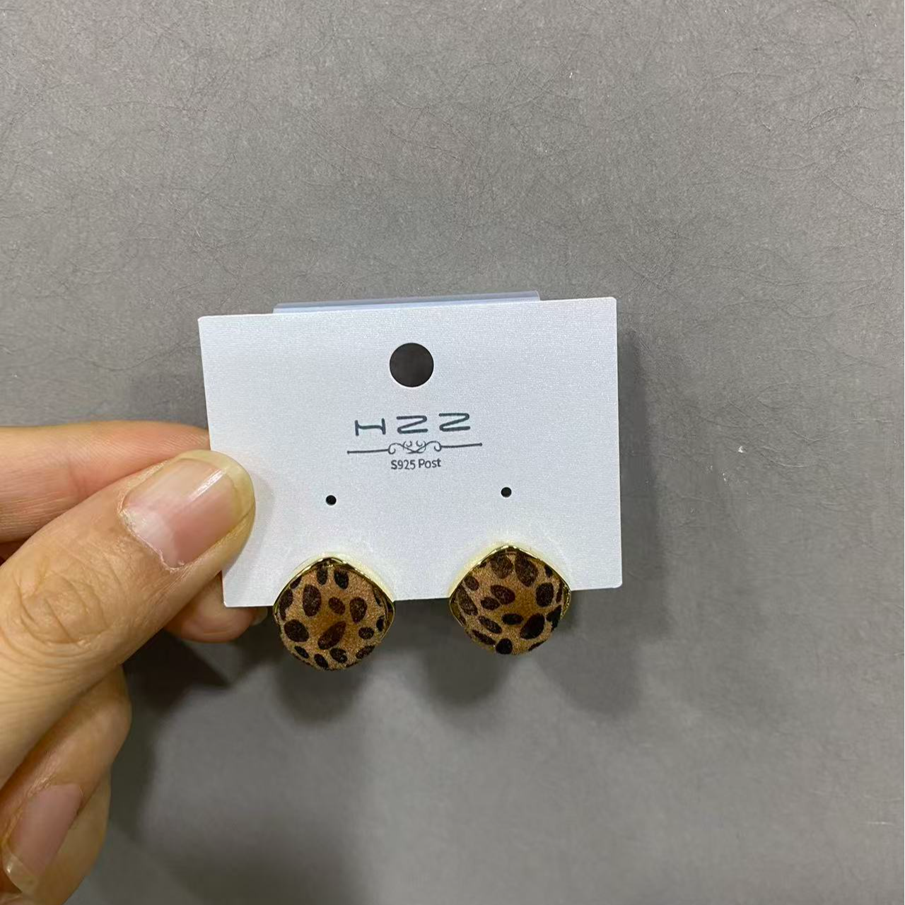 钛钢耳饰 小方块豹纹耳钉