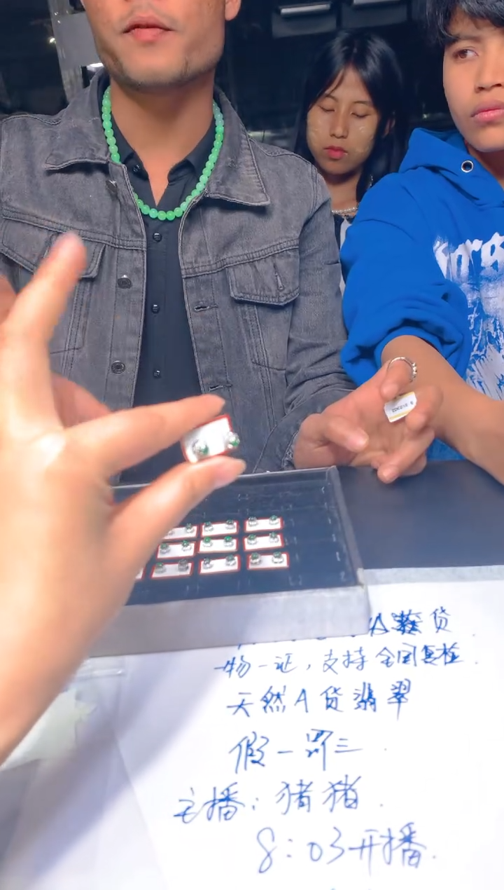 【闪购商品】查罗石耳钉合金多样性发其一