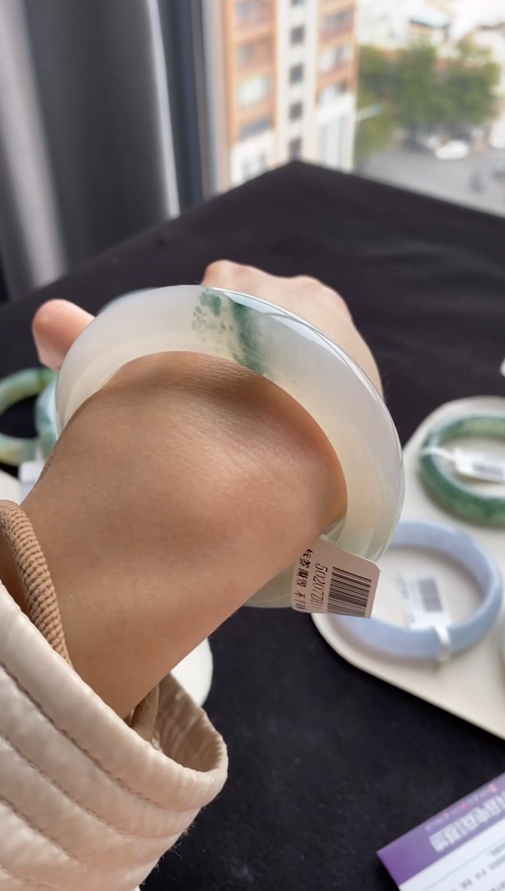 【闪购商品】翡翠手镯未镶嵌54正圈飘花--不退不换