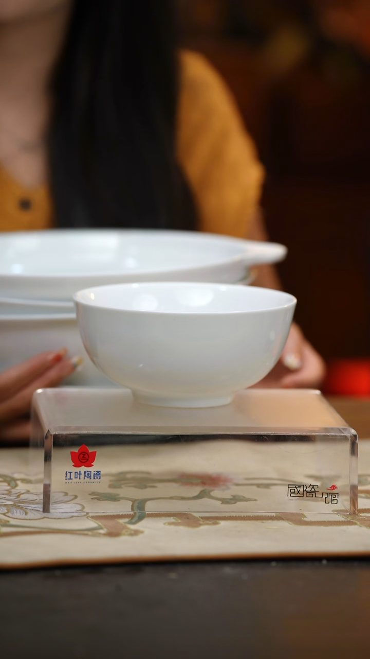 2个微瑕白胎6英寸面碗（无底款）