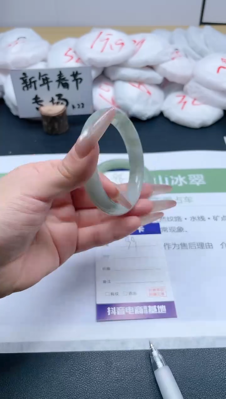 【闪购商品】石英质玉手镯未镶嵌99/56.6