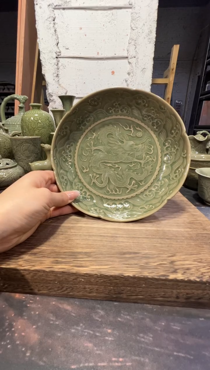 耀州窑青瓷穿云龙盘