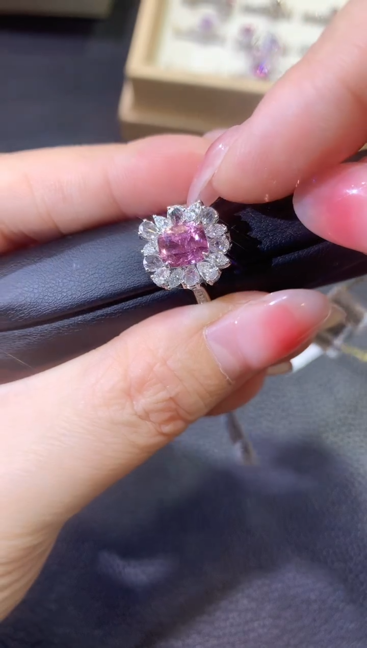 【闪购商品】彩色蓝宝石戒指18K金镶嵌D82 