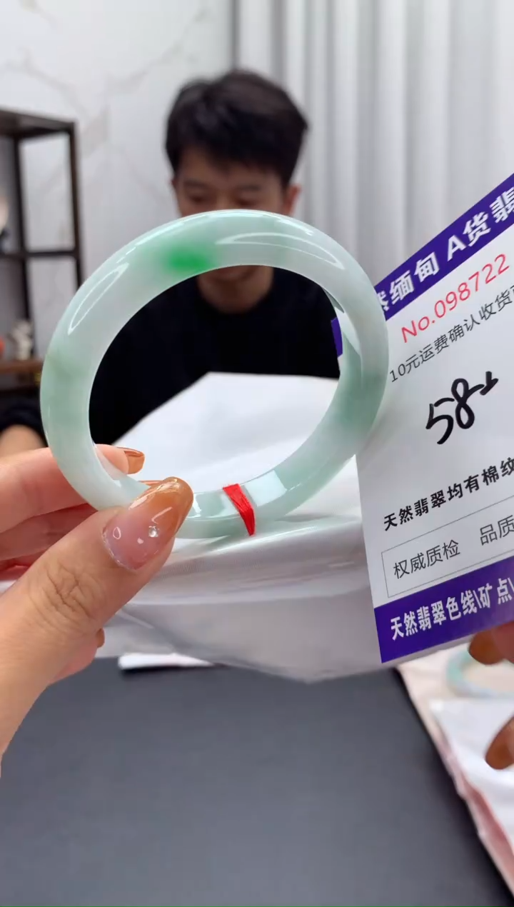 未镶嵌手镯翡翠有纹，完美者勿拍