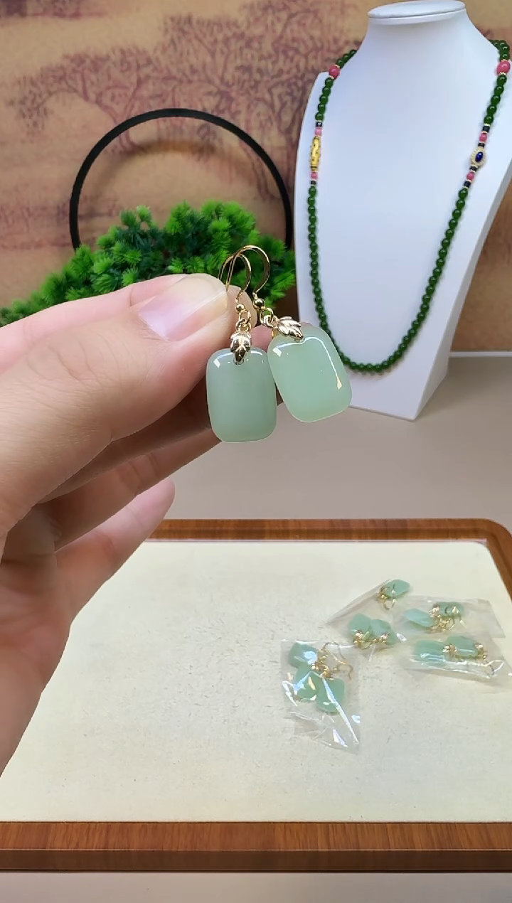 14K金镶嵌和田玉耳饰E150 