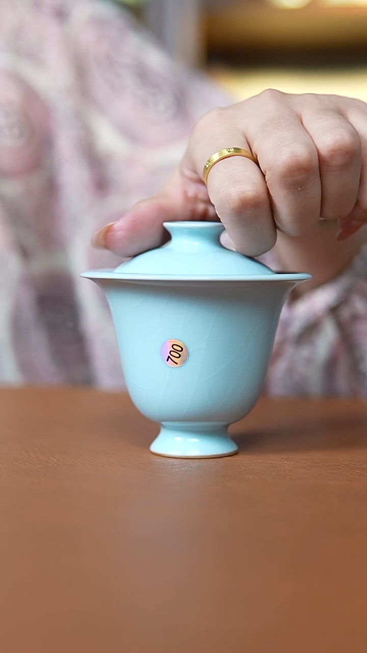 瓷片仿古月白两才铃铛盖碗700