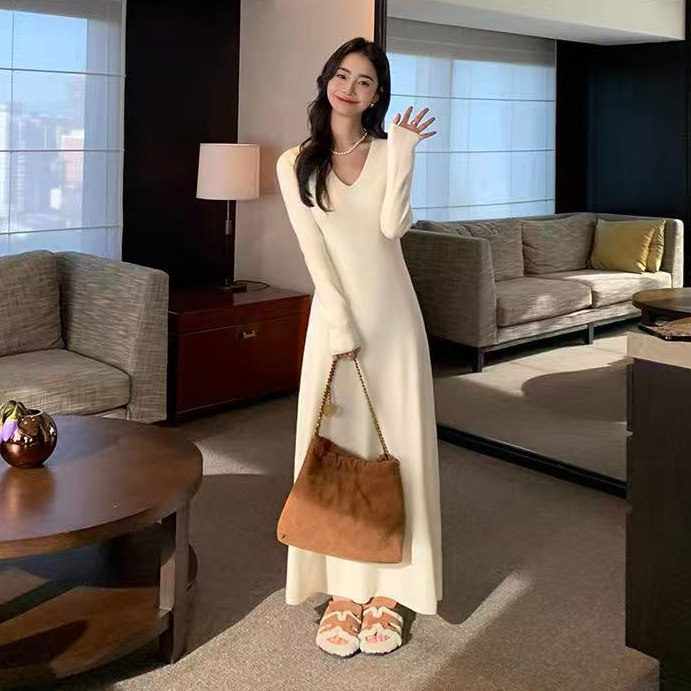设计感v领针织连衣裙女秋冬气质收腰a字裙子优雅配大衣毛衣长裙