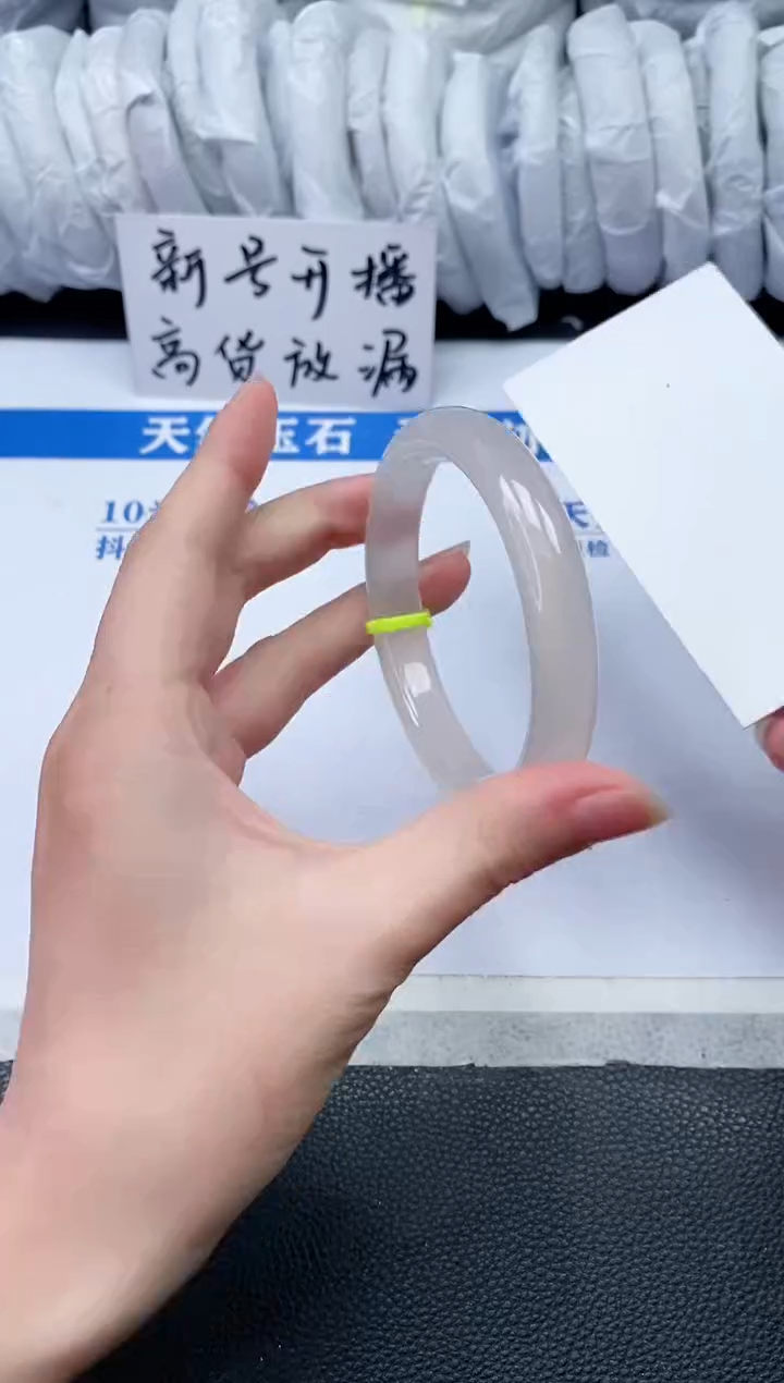 【闪购商品】石英质玉手镯未镶嵌Q813