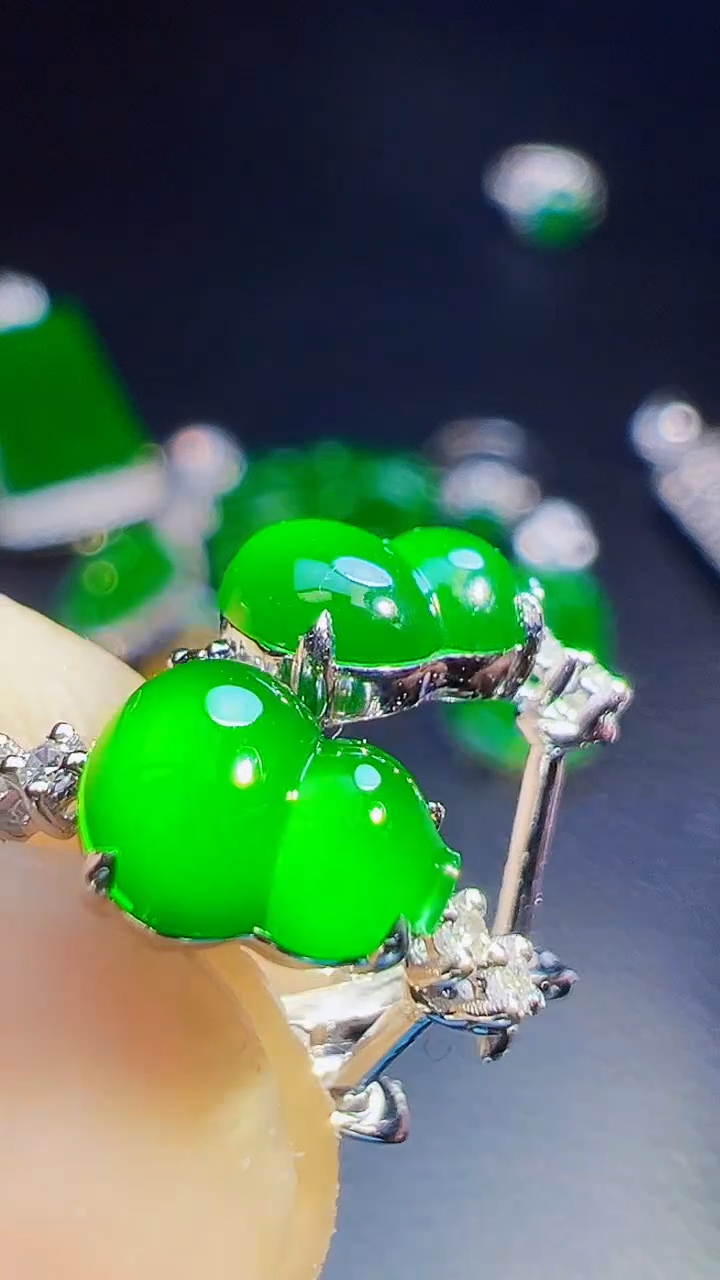 18K金镶嵌翡翠耳饰?****菲翡翠