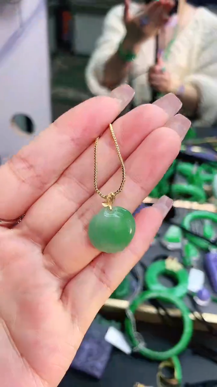 颈饰18K金镶嵌翡翠赠礼盒证书