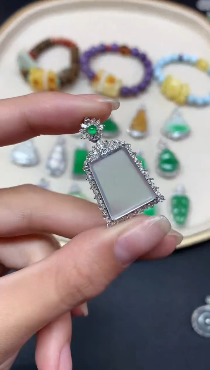 【闪购商品】翡翠吊坠(不含链)18K金镶嵌吊坠A95|12800