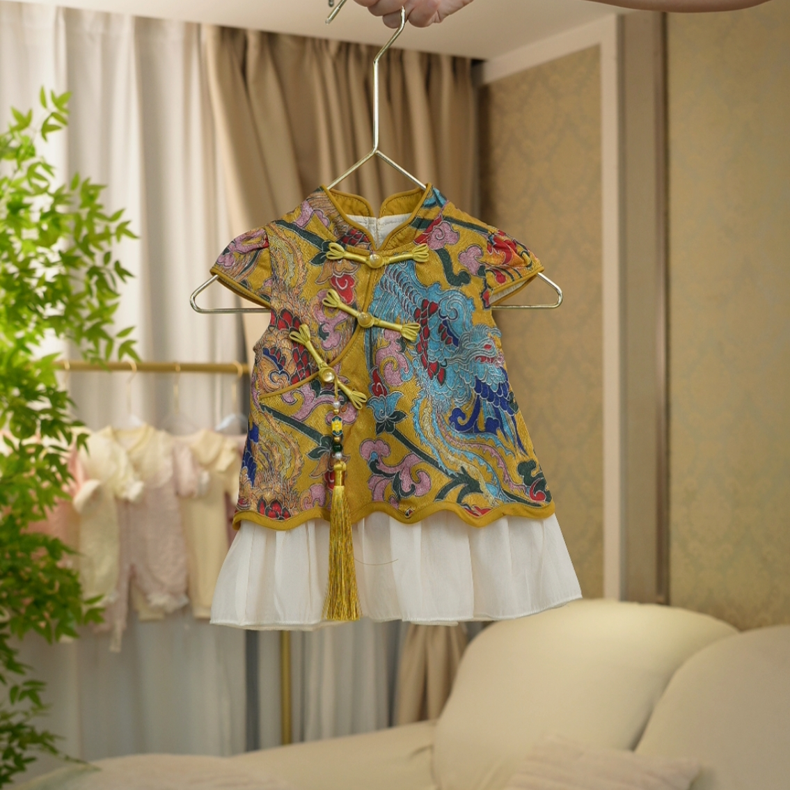 女宝宝新中式旗袍连体裙夏季2025新款国风图腾洋气旗袍裙礼服裙