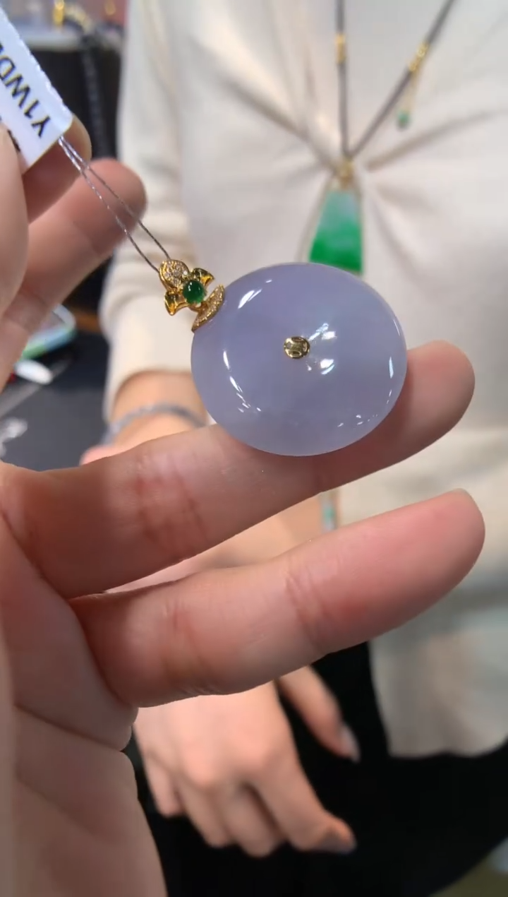 颈饰18K金镶嵌翡翠平安扣