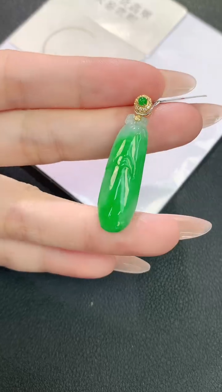 颈饰18K金镶嵌翡翠赠礼盒证书 麦麦