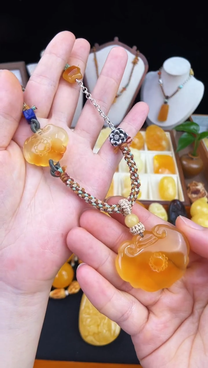 琥珀未镶嵌珠宝奇石小**妈柒月