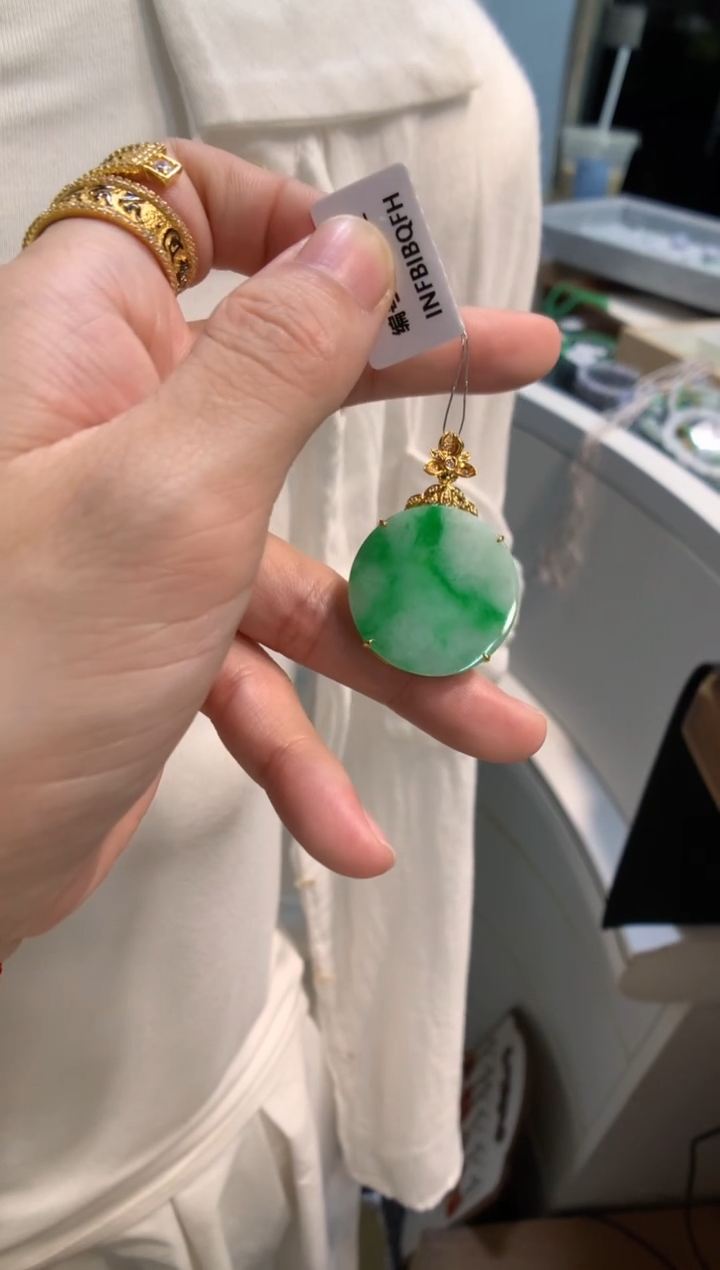 颈饰18K金镶嵌翡翠无事牌