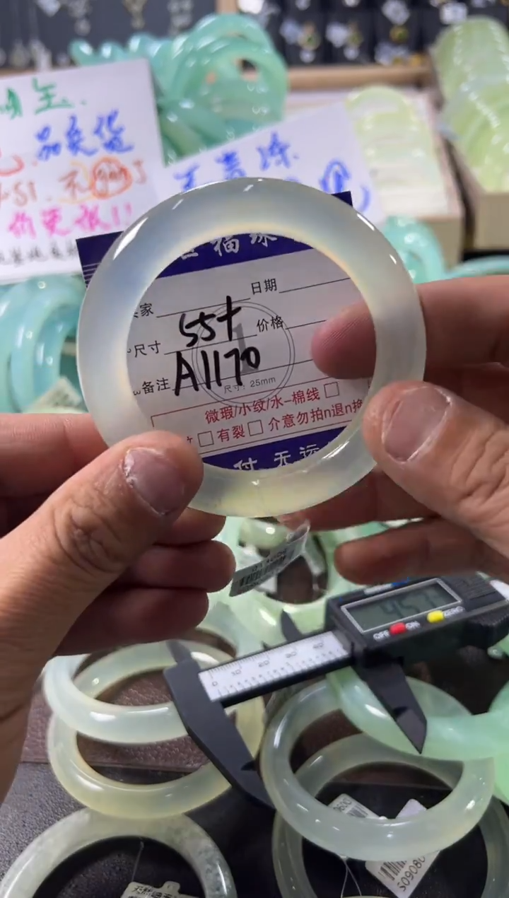 未镶嵌蛇纹石玉手镯1