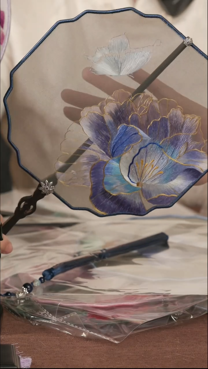 【闪购商品】织绣湘传礼扇子+架子