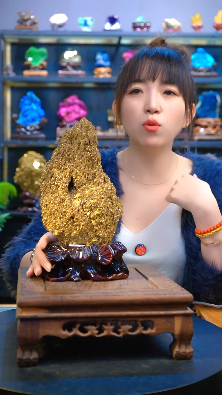 石材颜色漂亮，造型奇特