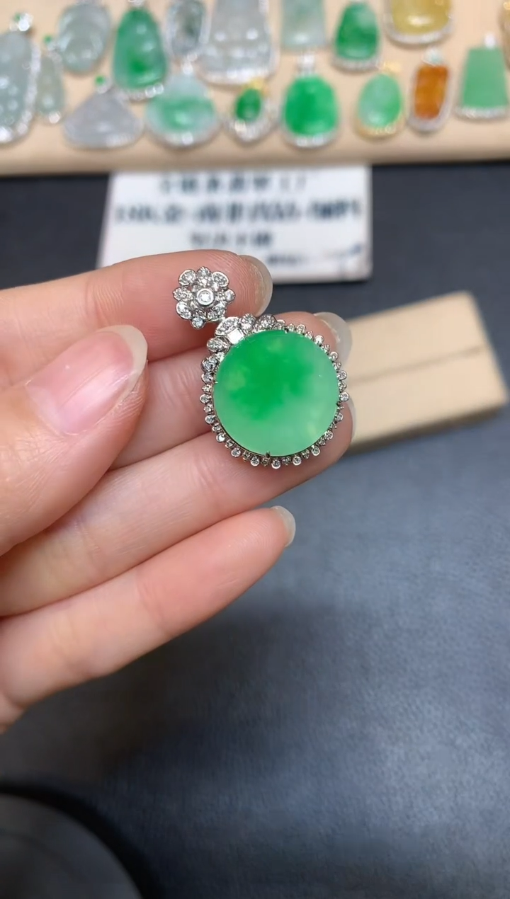 【闪购商品】翡翠颈饰18K金镶嵌圆牌【无服务费