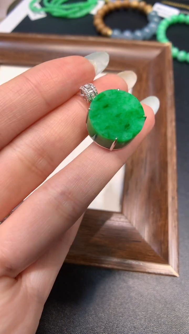 颈饰18K金镶嵌翡翠无事牌