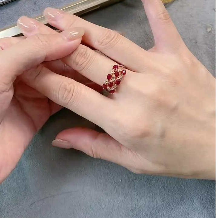 18K金镶嵌红宝石戒指