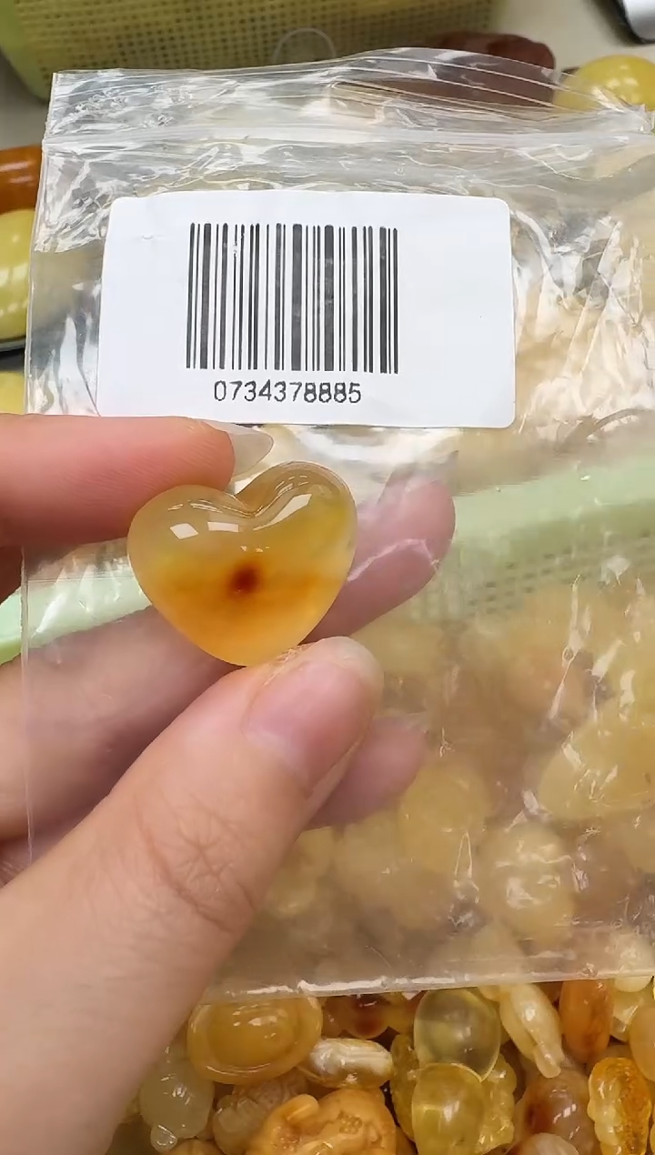 未镶嵌琥珀裸石如图