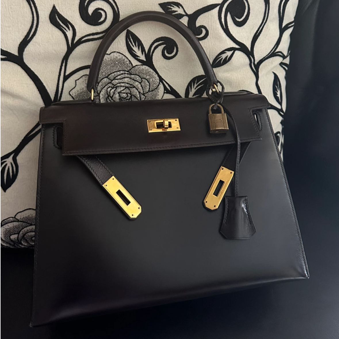 95新 Hermes/爱马仕 小花姑姑黑金 kelly28 box 圈W刻 单肩包