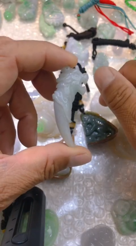 【闪购商品】翡翠吊坠(不含链)未镶嵌狼牙