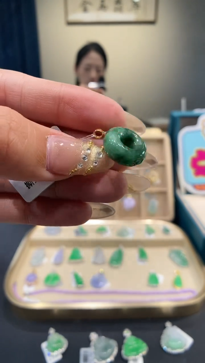 【闪购商品】翡翠吊坠(不含链)18K金镶嵌甜甜圈