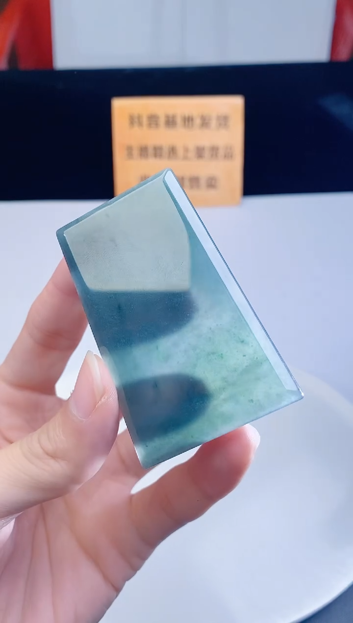 颈饰未镶嵌翡翠   