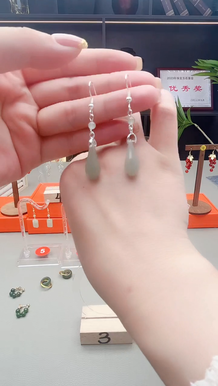 未镶嵌和田玉耳饰玉兰花