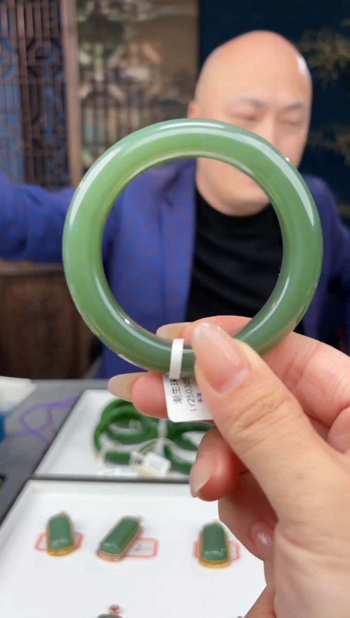 【闪购商品】和田玉手镯未镶嵌湖水绿57发一支