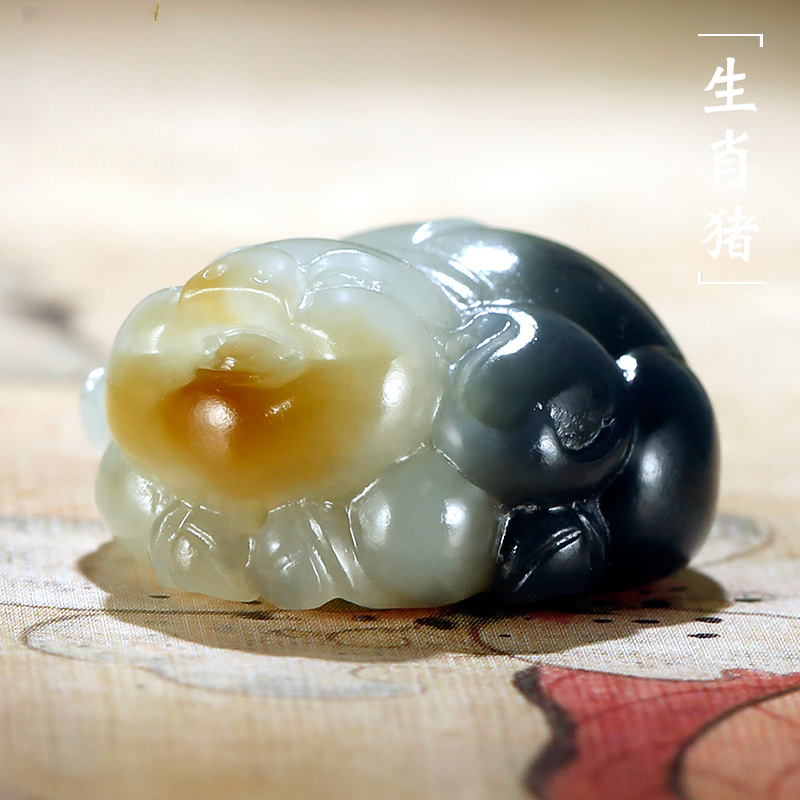 和田玉生肖猪糖白青花娄兰三色小猪仔吊坠