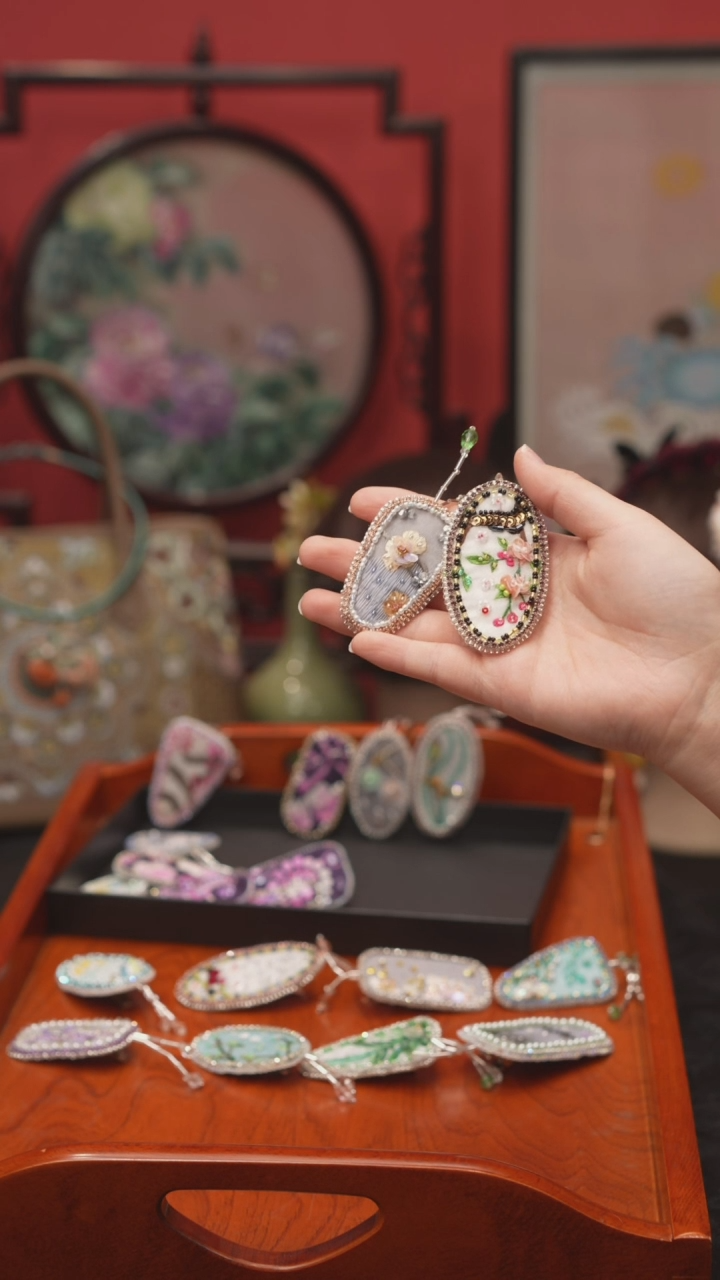 刺绣嫣**开非遗手工绒花饰品