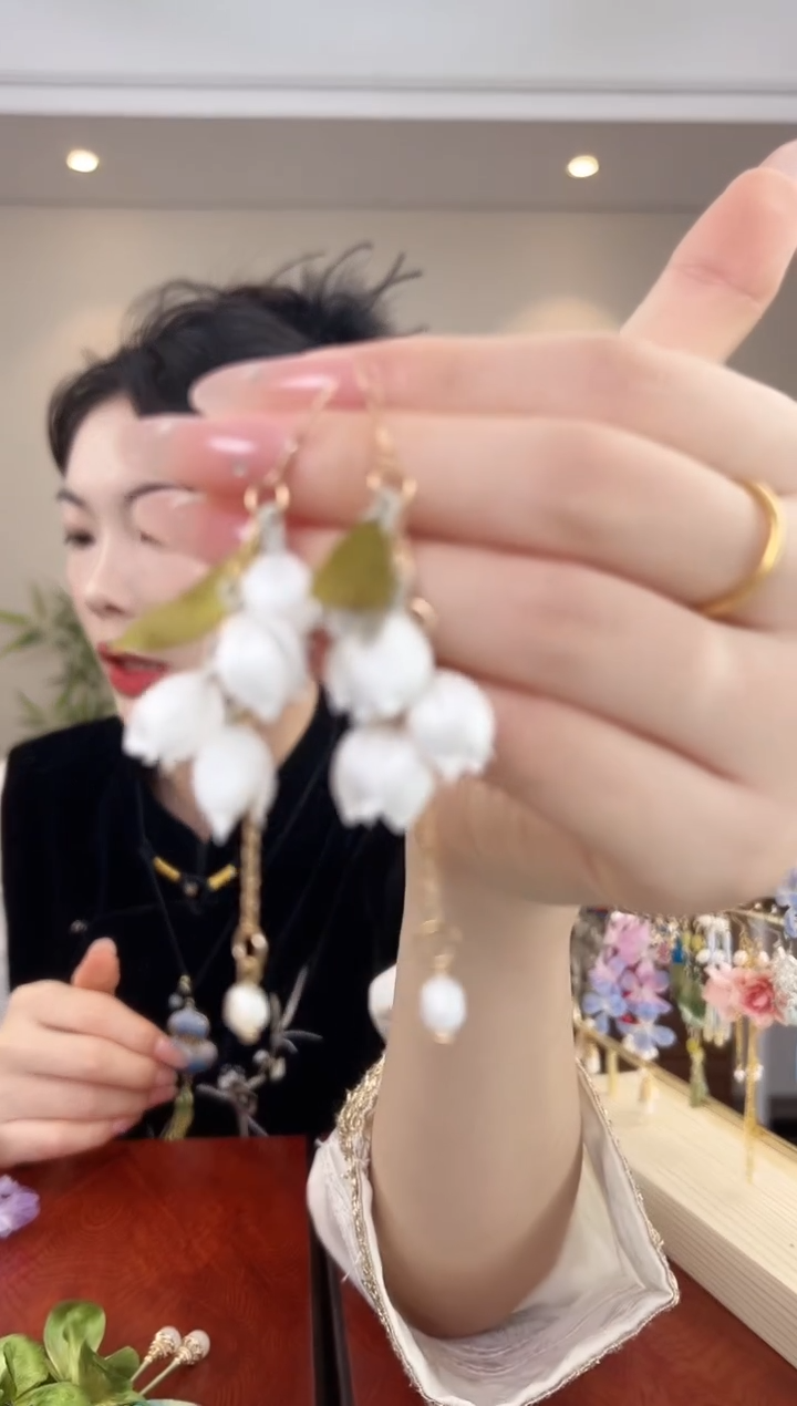 刺绣铃兰花绒花耳环