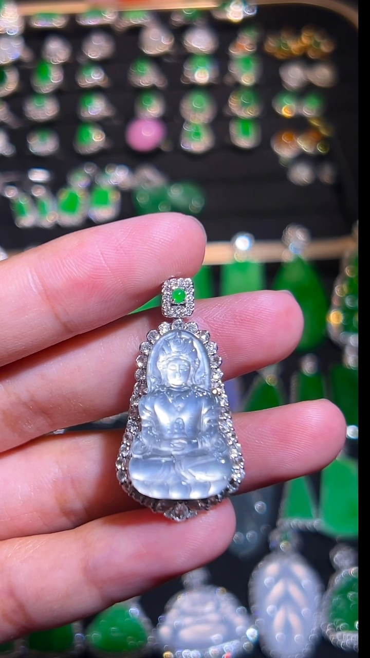 颈饰18K金镶嵌翡翠吊坠