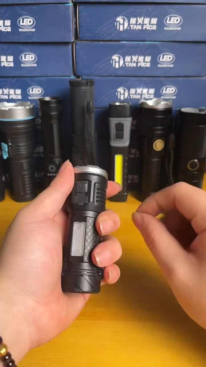 户外家用多功能强光手电筒