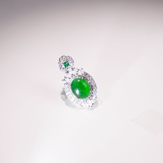 纯天然满绿翡翠满钻镶鸽子蛋吊坠