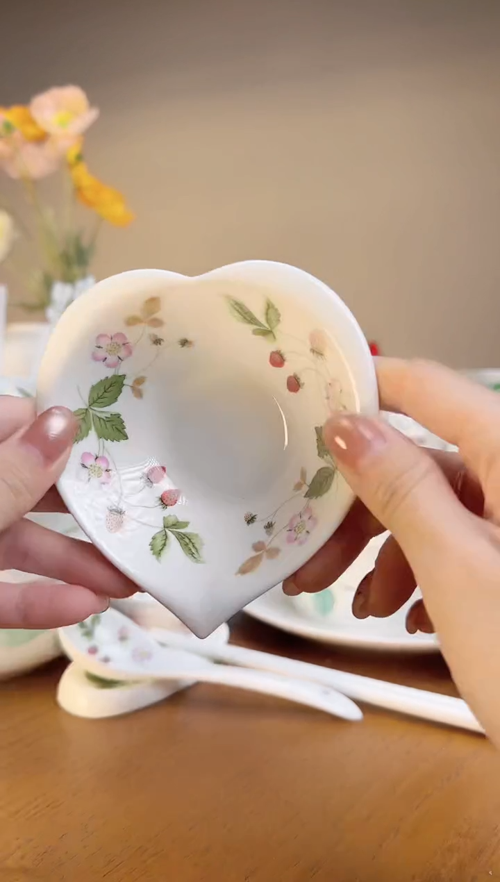 【闪购商品】莓高骨瓷桃心味碟小吃碗