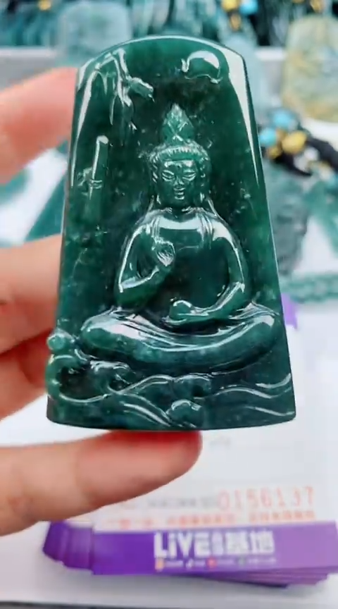 翡翠未镶嵌颈饰                