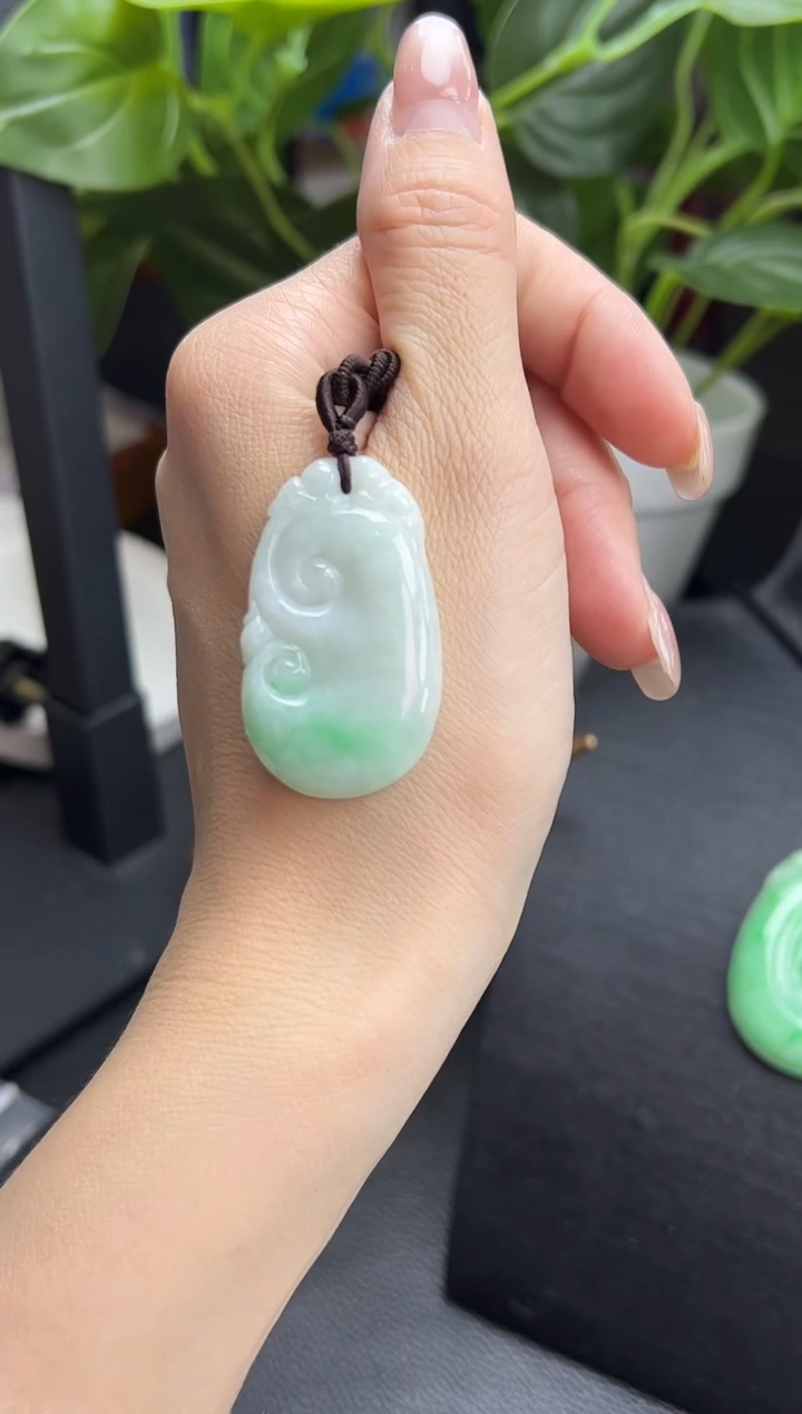 【闪购商品】翡翠颈饰未镶嵌如意