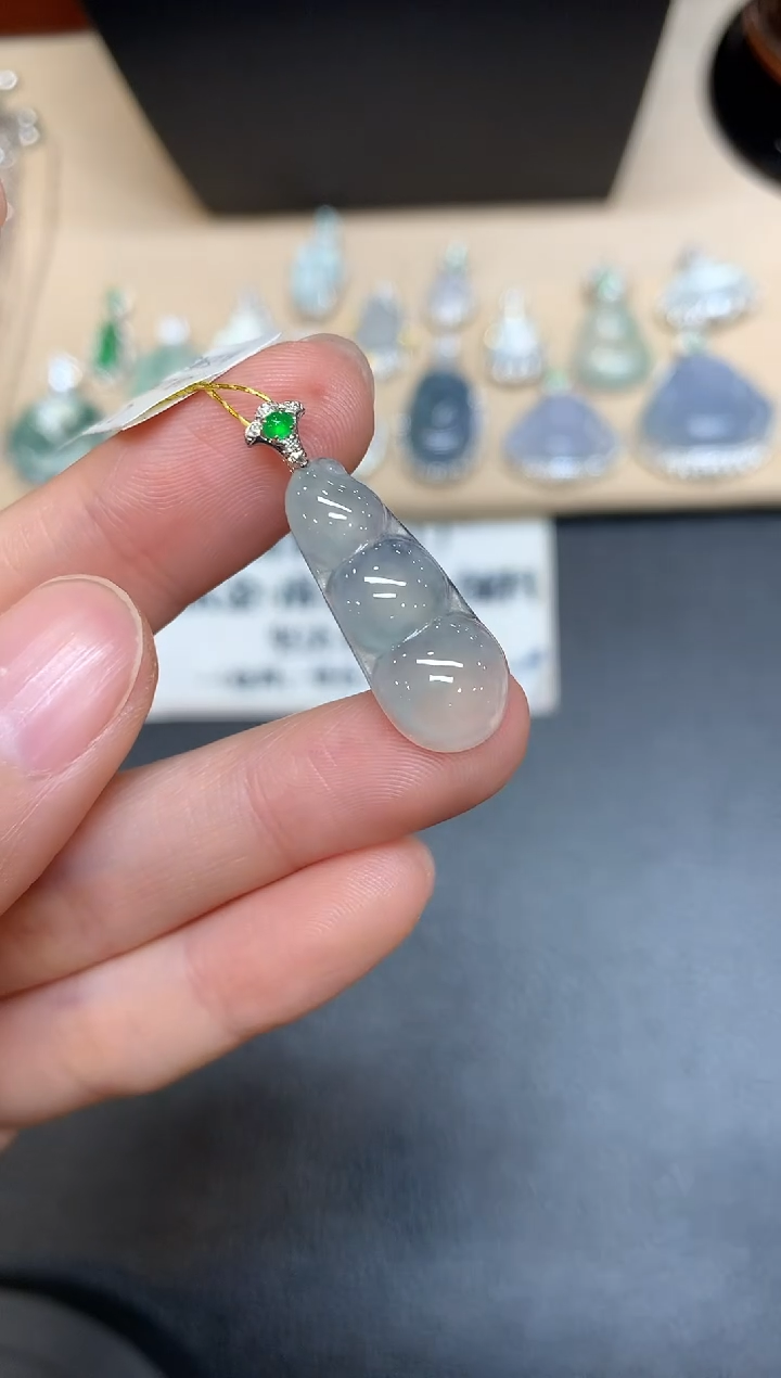 【闪购商品】翡翠颈饰18K金镶嵌福豆【无服务费多样性发其一