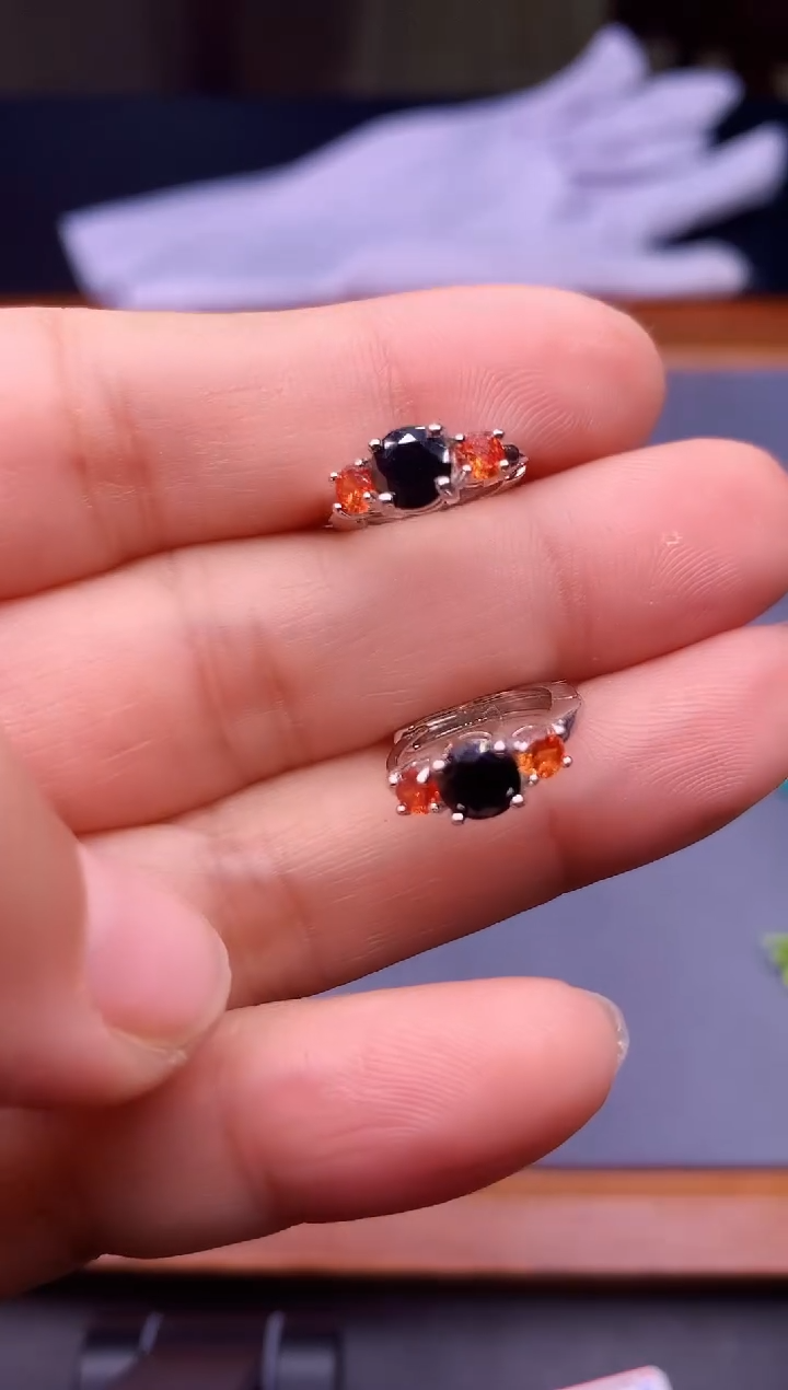 【闪购商品】蓝宝石耳饰银S925镶嵌............