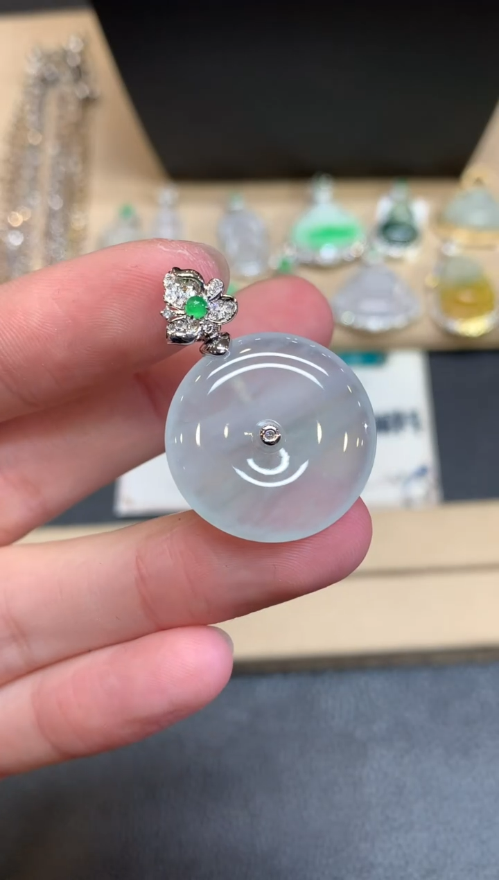 【闪购商品】翡翠颈饰18K金镶嵌平安扣【无服务费】