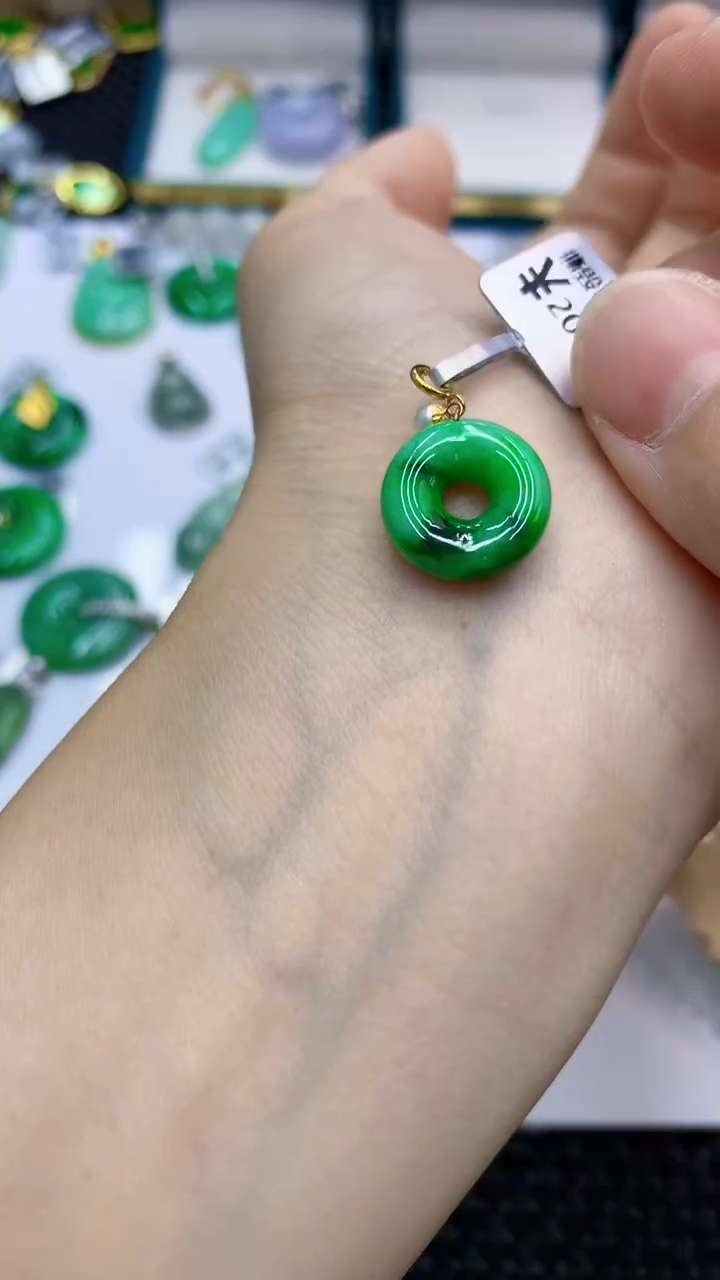 翡翠18K金镶嵌颈饰             11